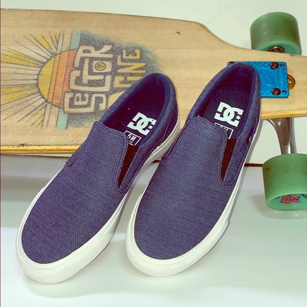 💥MAKE ME AN OFFER!💥 DC SLIDE-ONS BASICALLY NEW!!